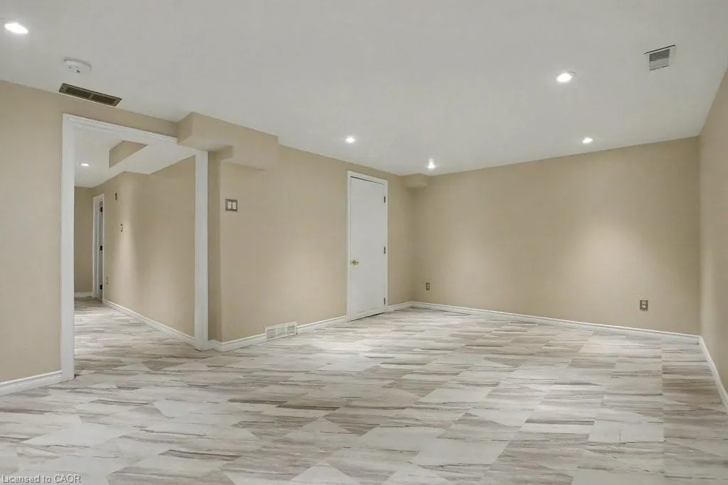 25 Upper Canada Drive, #17