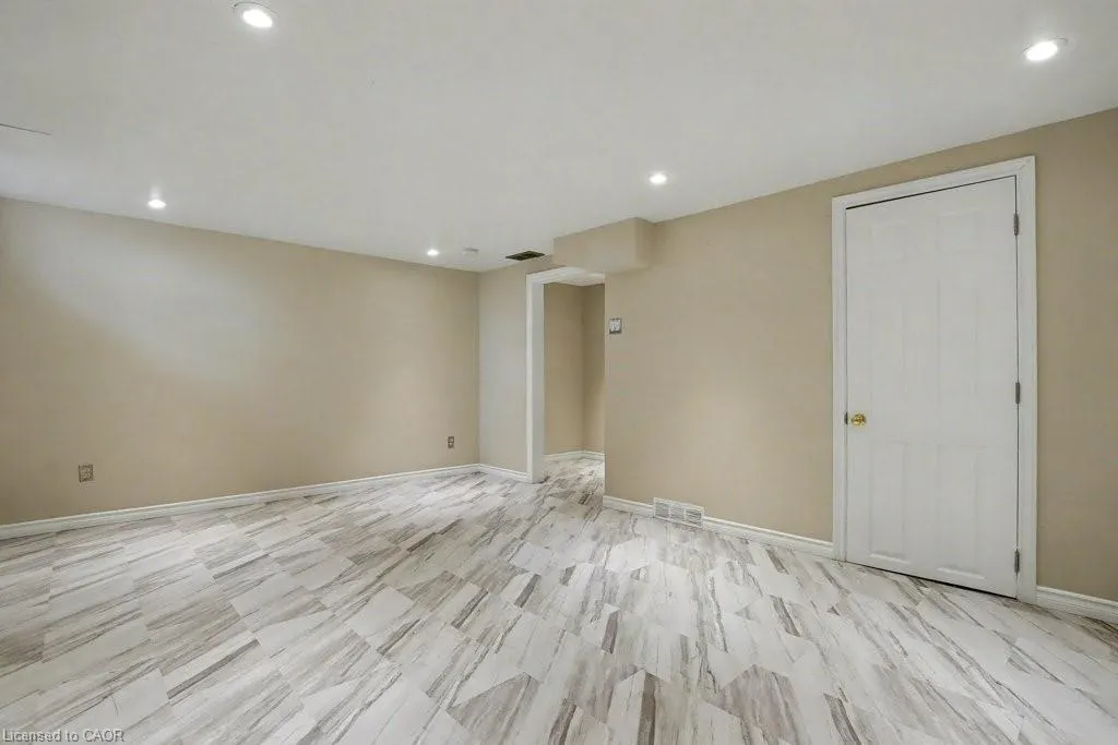 25 Upper Canada Drive, #17