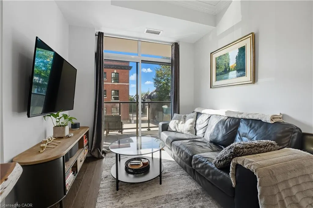 90 Charlton Avenue W, #209