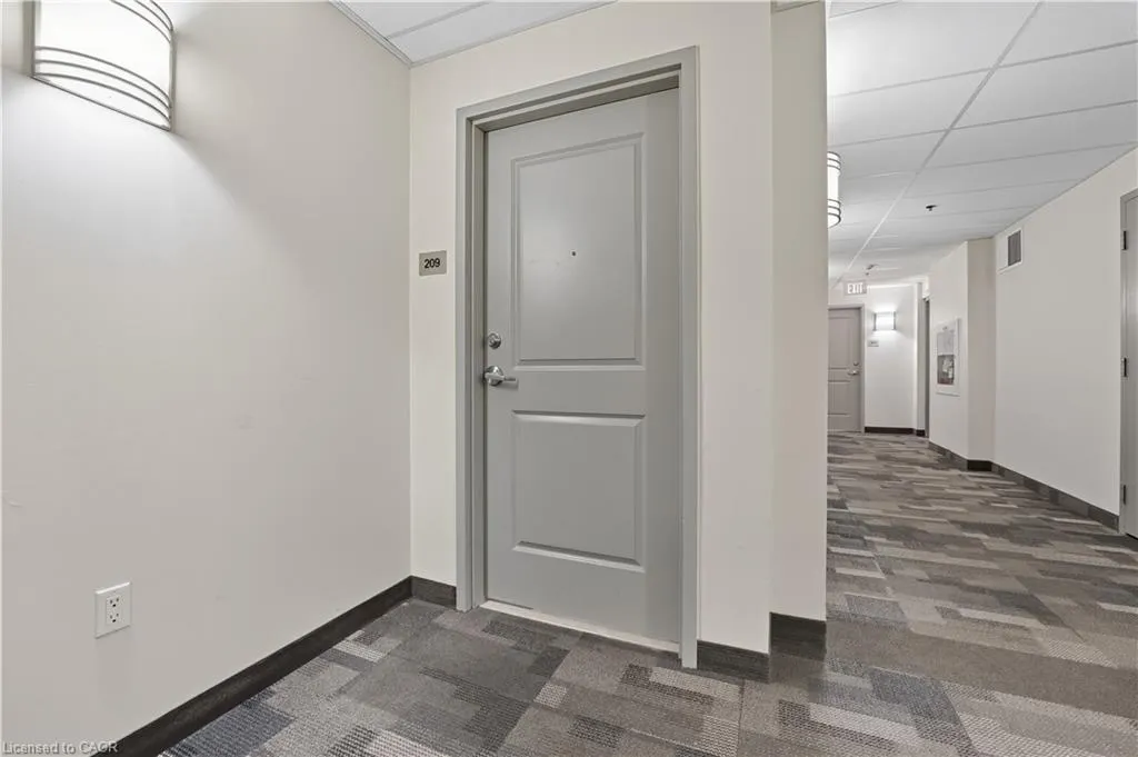 90 Charlton Avenue W, #209