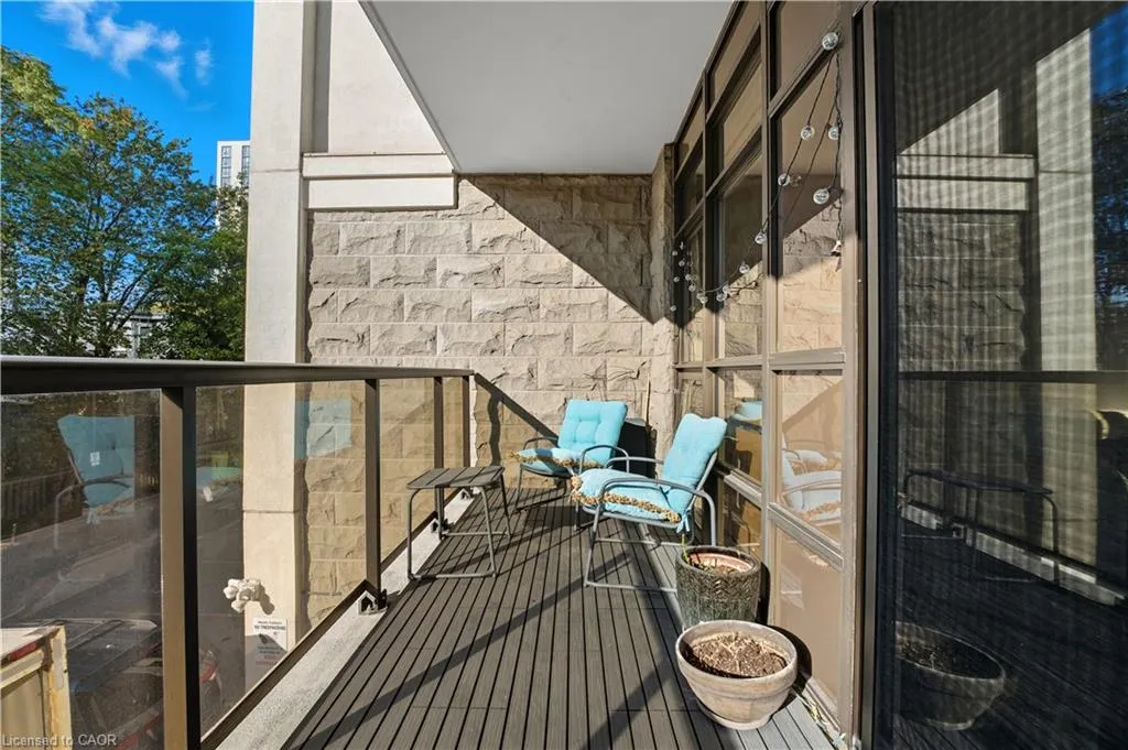 90 Charlton Avenue W, #209