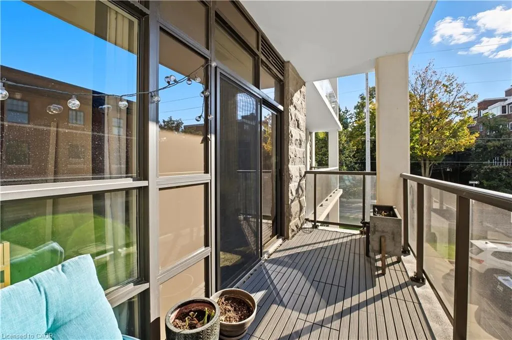 90 Charlton Avenue W, #209