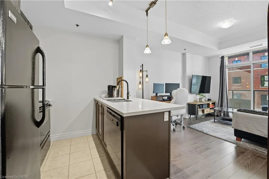90 Charlton Avenue W, #209
