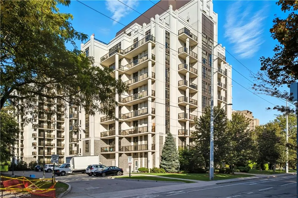 90 Charlton Avenue W, #209