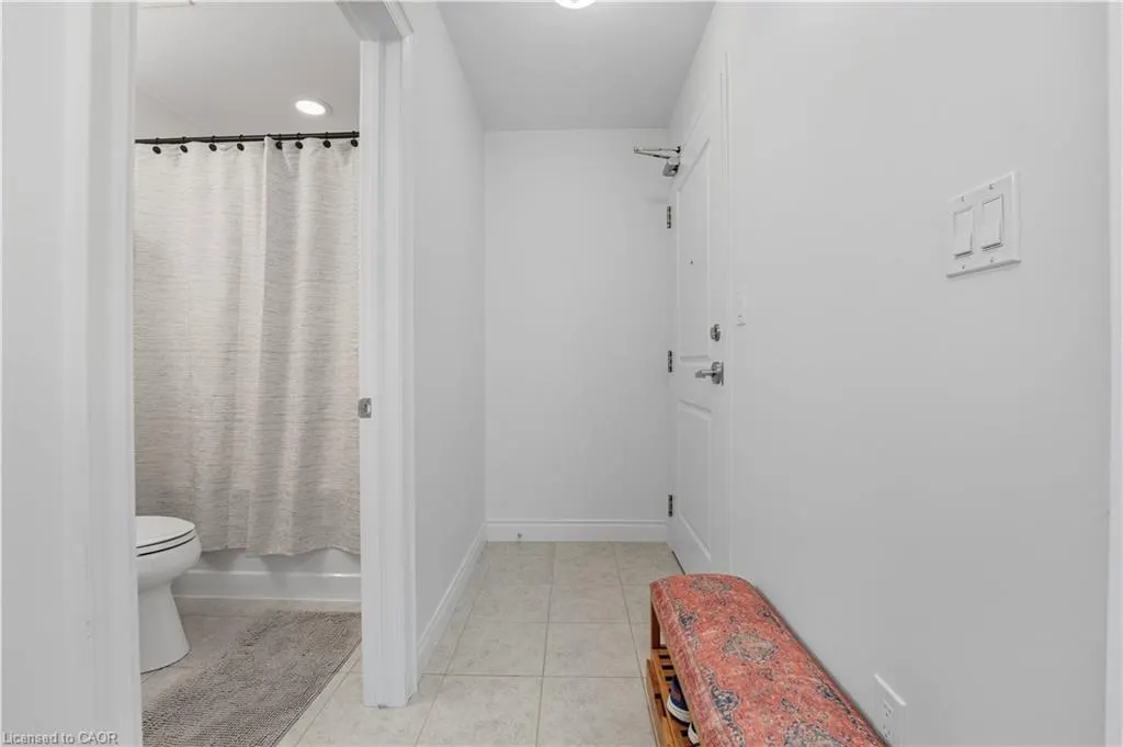 90 Charlton Avenue W, #209