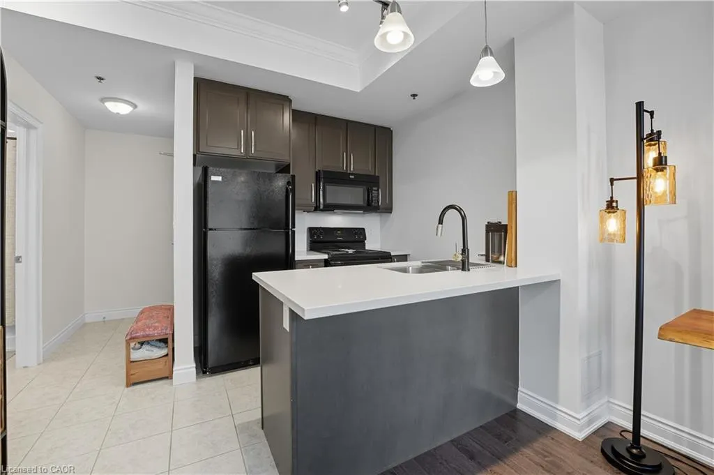 90 Charlton Avenue W, #209