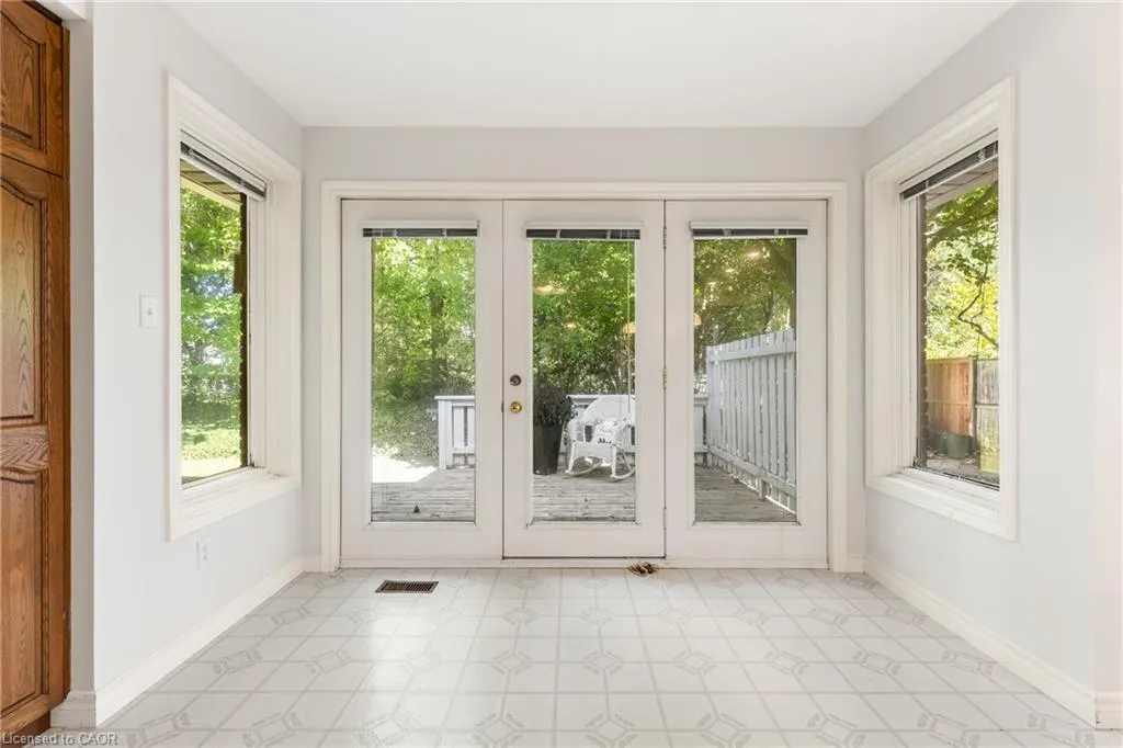 553 Paradise Crescent