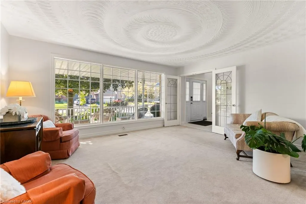 553 Paradise Crescent