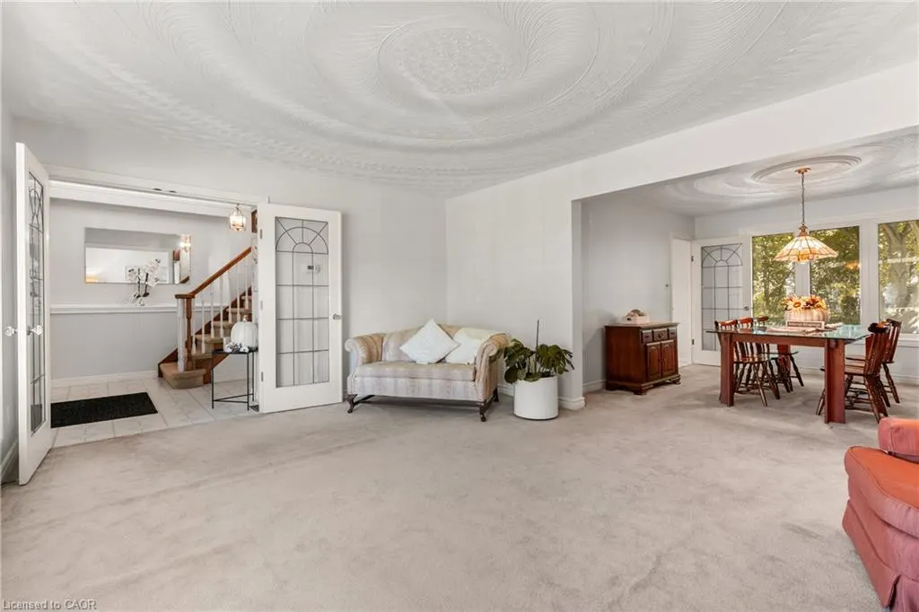 553 Paradise Crescent