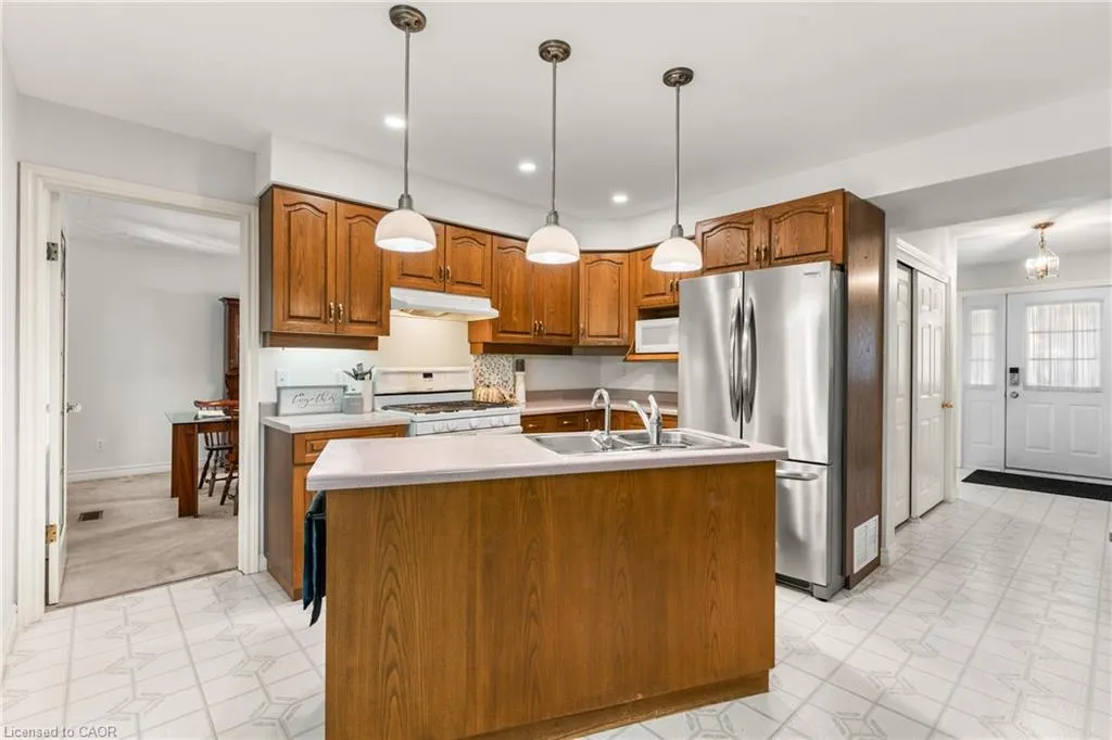 553 Paradise Crescent