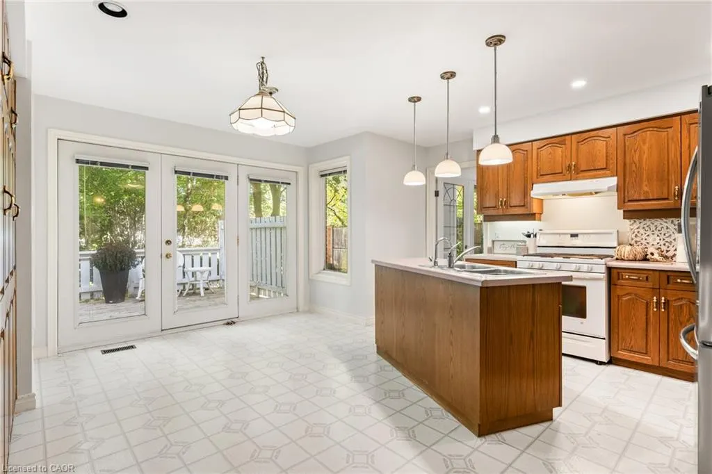 553 Paradise Crescent