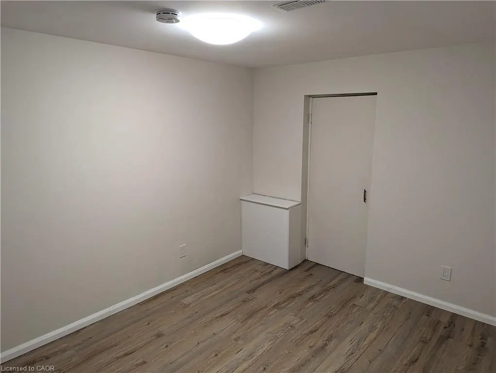 26 Springbank Crescent, #LOWER