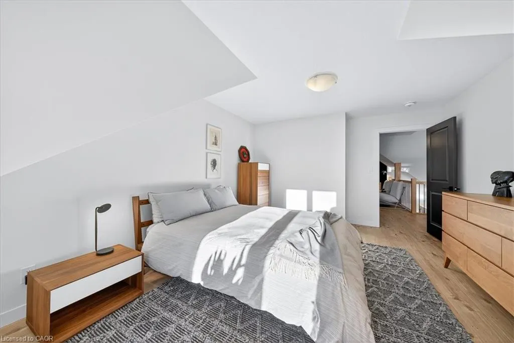 744 Nelson Street W, #9