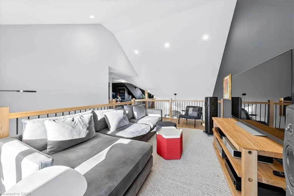 744 Nelson Street W, #9