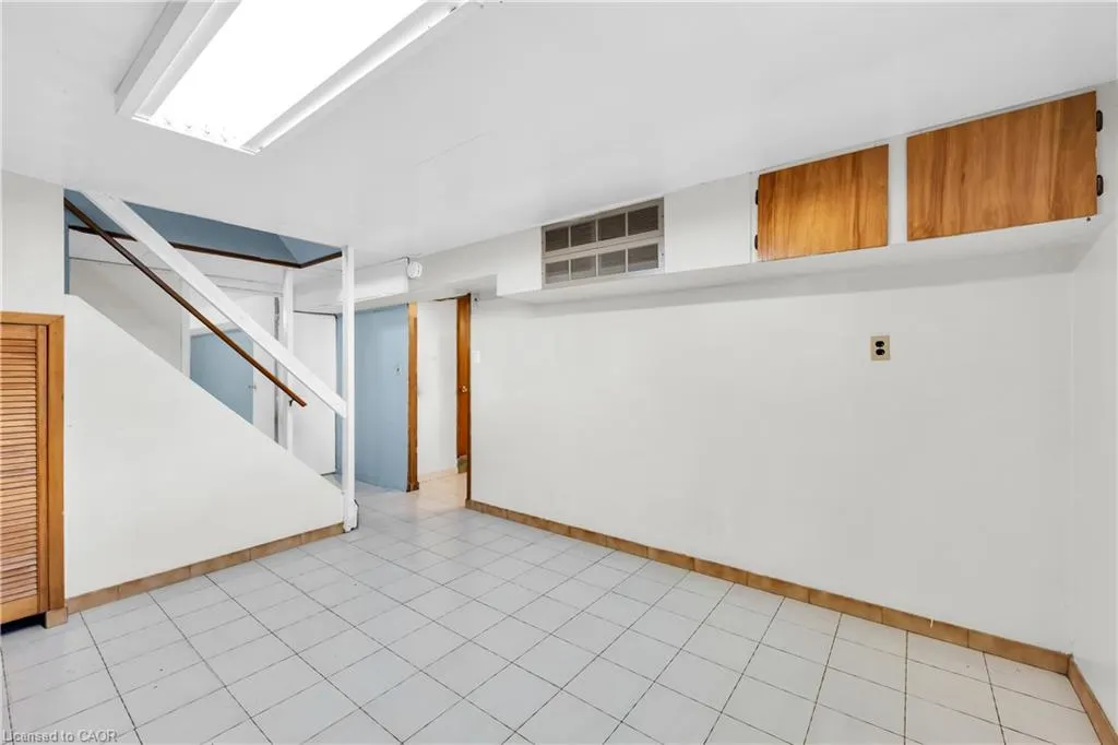 112 Purdy Crescent