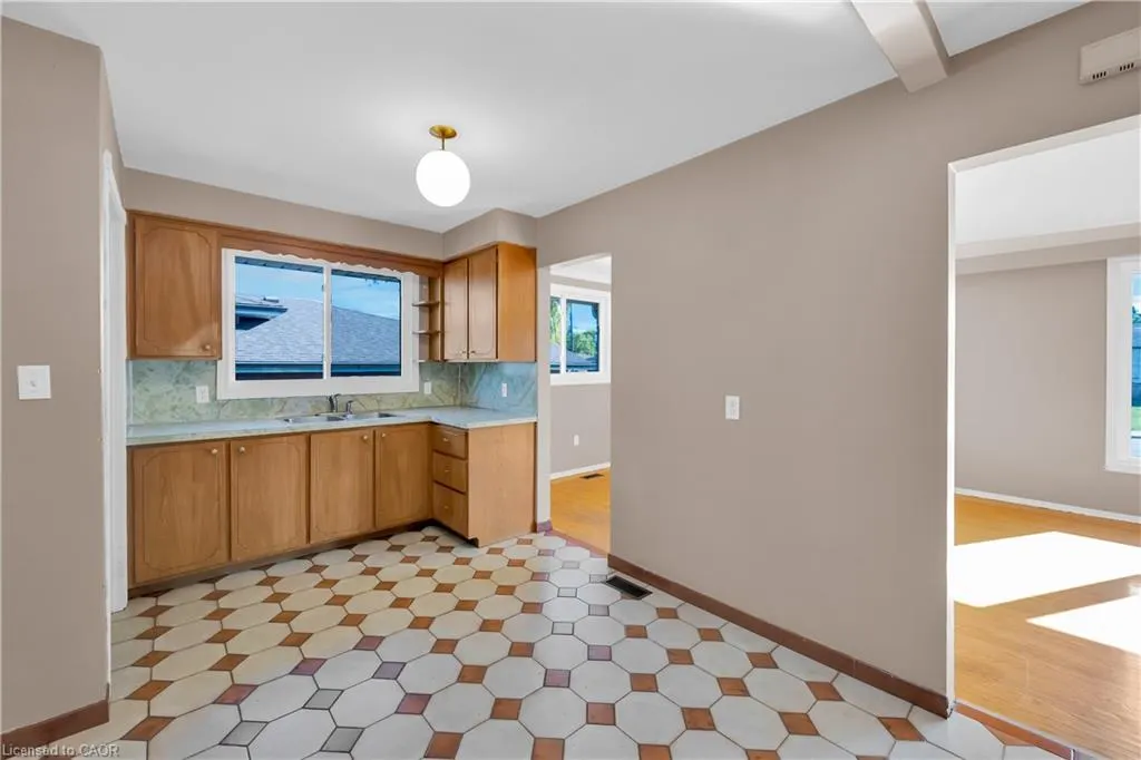 112 Purdy Crescent
