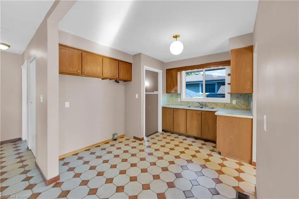 112 Purdy Crescent