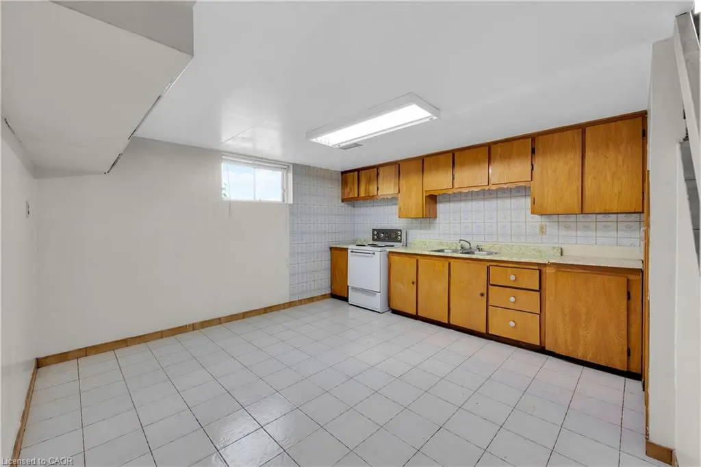 112 Purdy Crescent