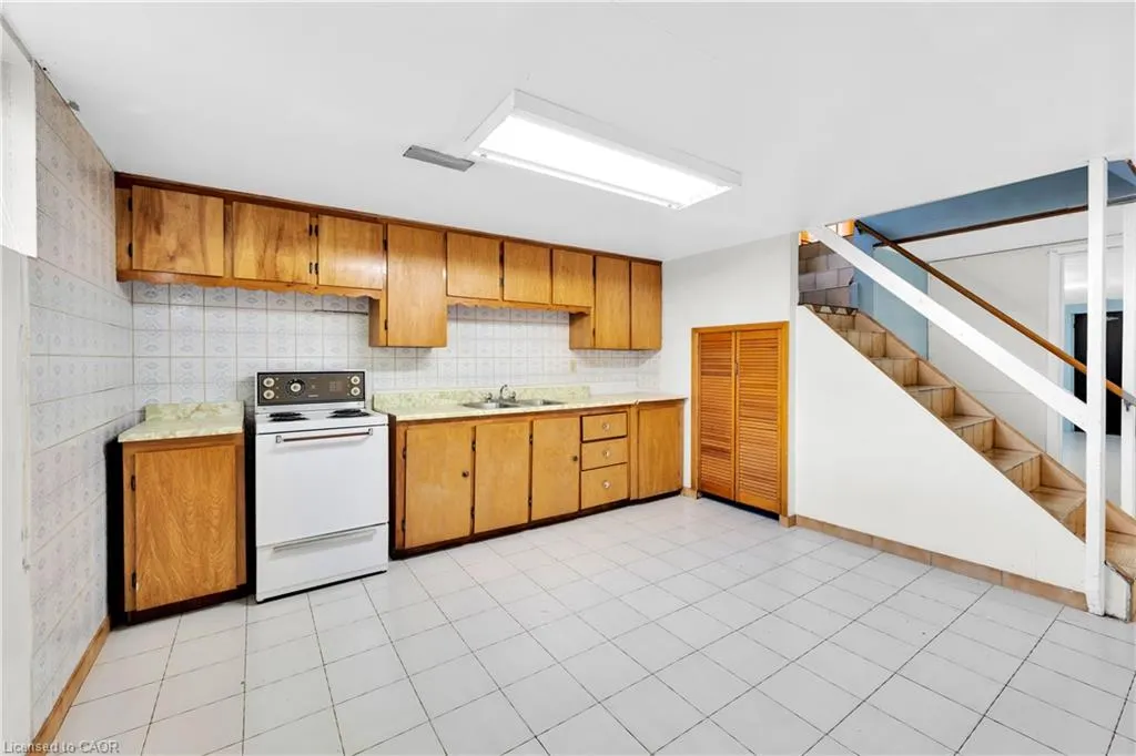 112 Purdy Crescent