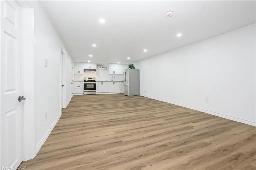 959 Mohawk Road E
