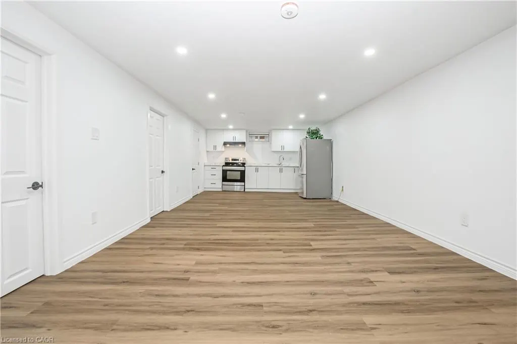 959 Mohawk Road E