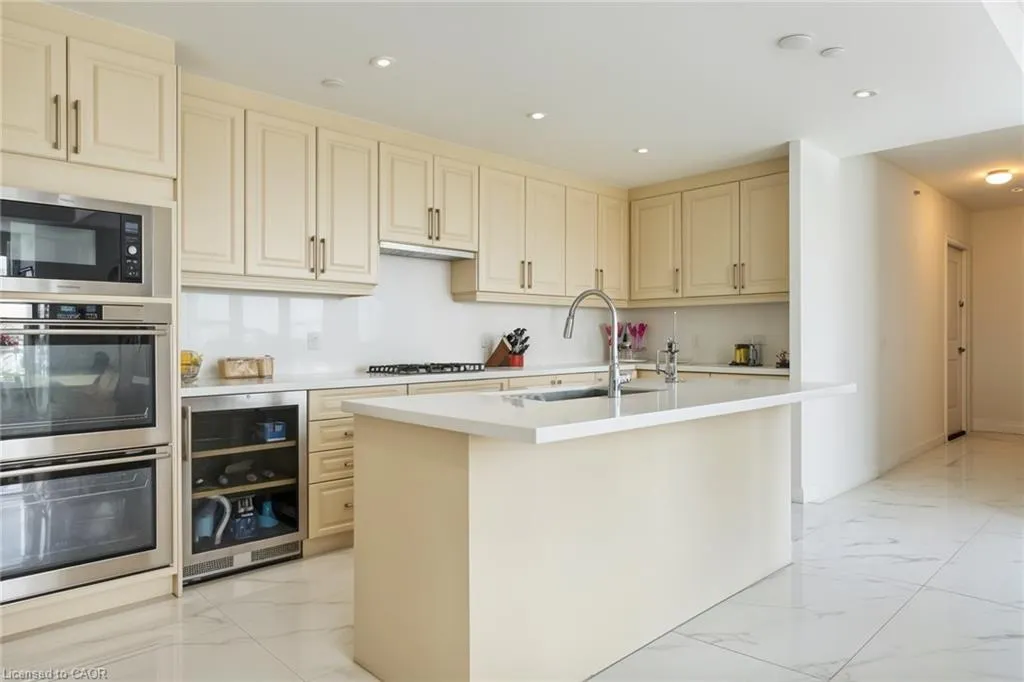 3500 Lakeshore Road, #827