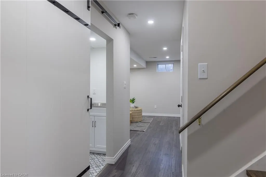 65 Fairwood Place W