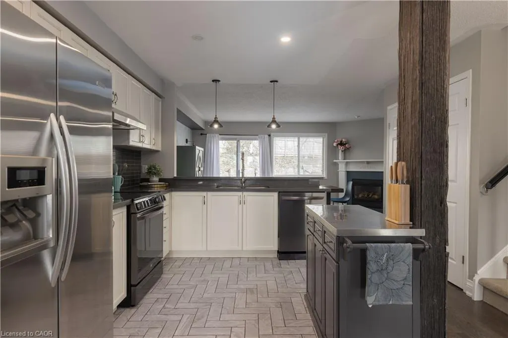 65 Fairwood Place W