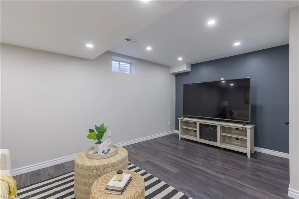65 Fairwood Place W
