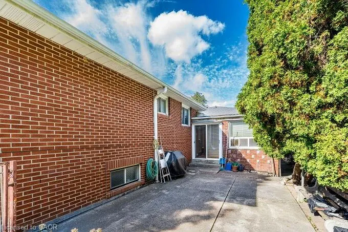 61 Brewster Crescent