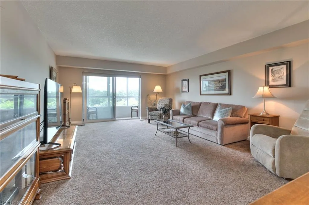 250 Glenridge Drive, #606