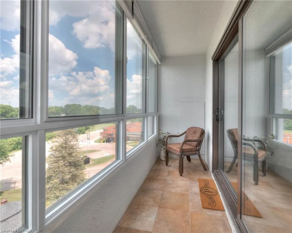 250 Glenridge Drive, #606