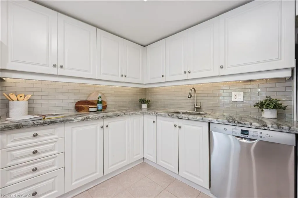 2121 Lakeshore Road, #401