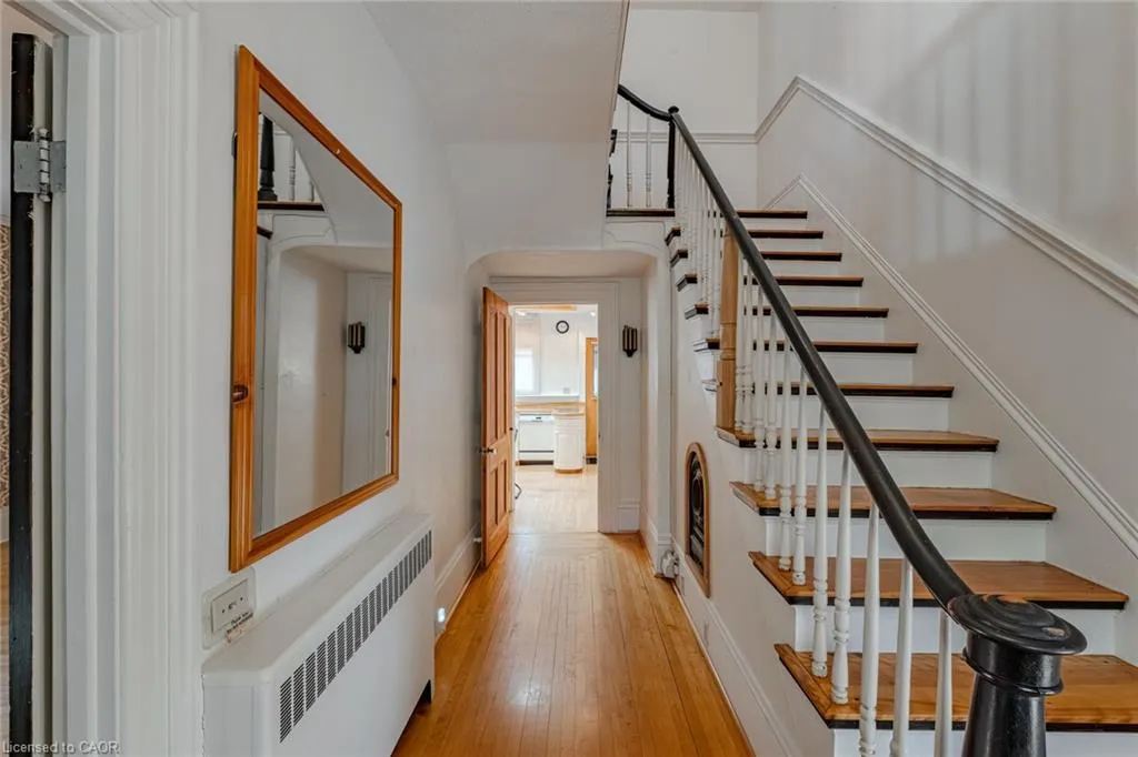181 Talbot Street S