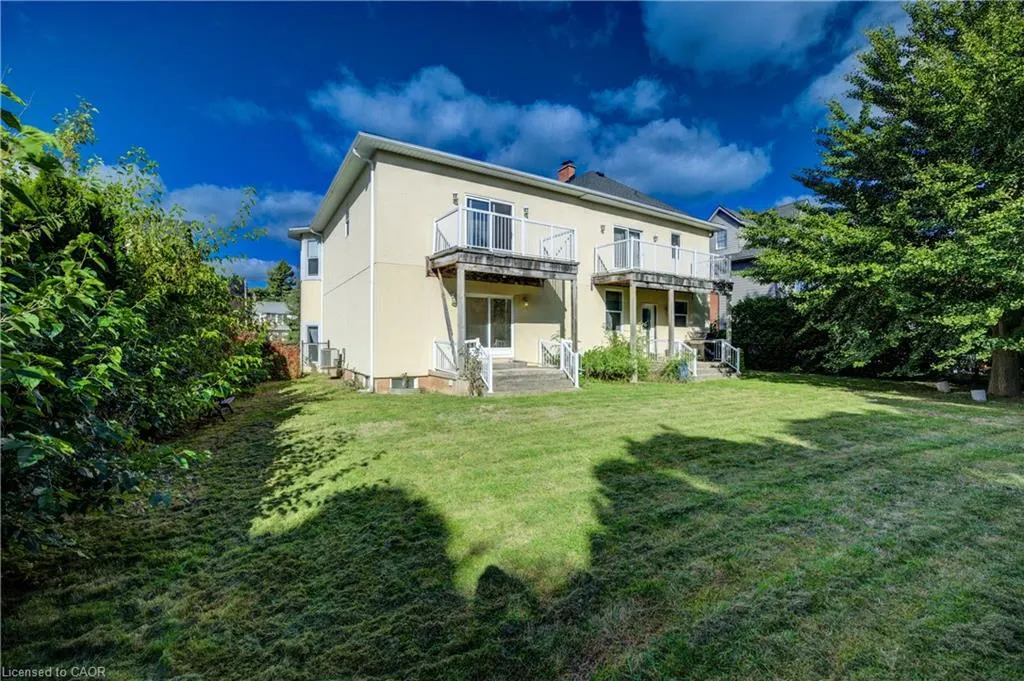 7 Robinson Street S