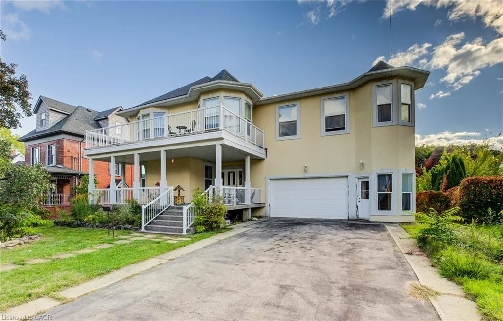 7 Robinson Street S