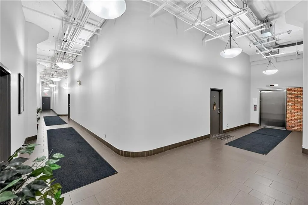 80 King William Street, #404