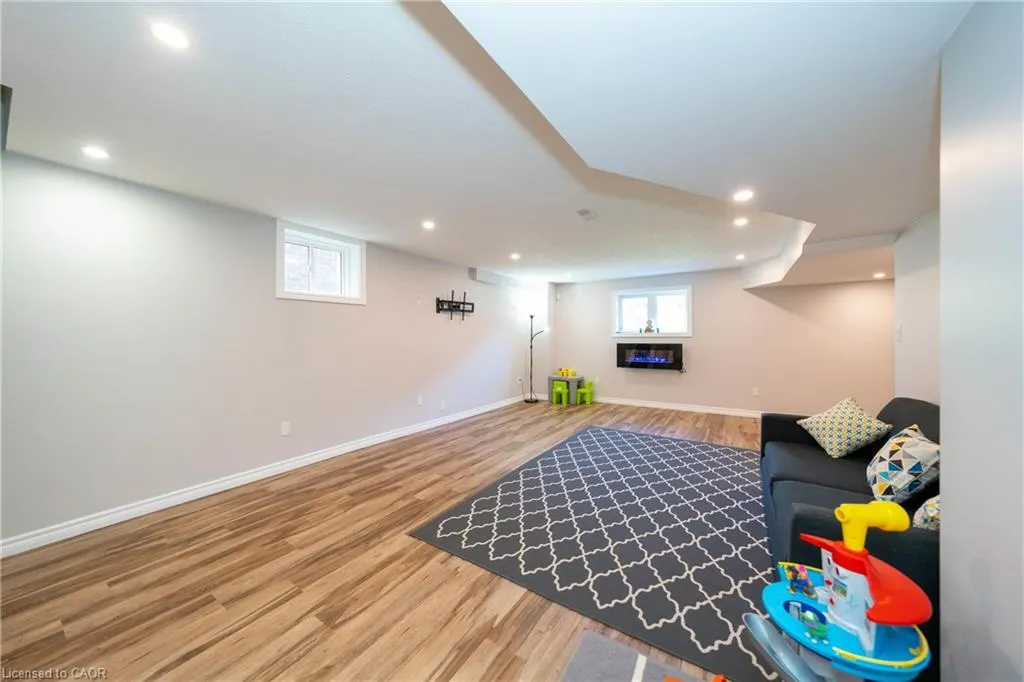 335 Falling Green Crescent