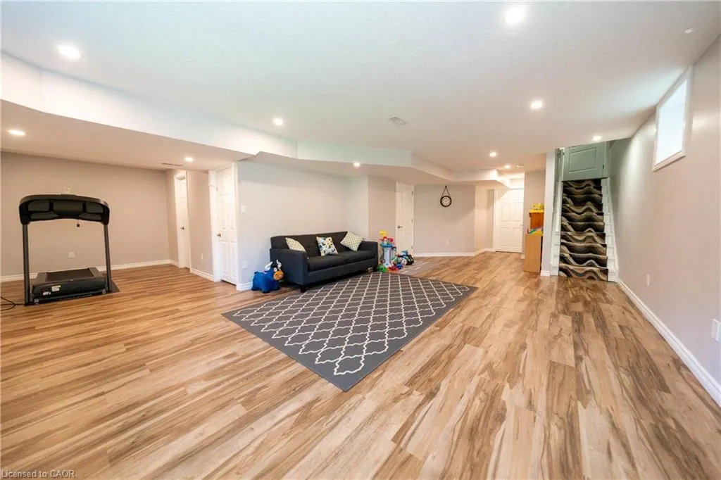 335 Falling Green Crescent