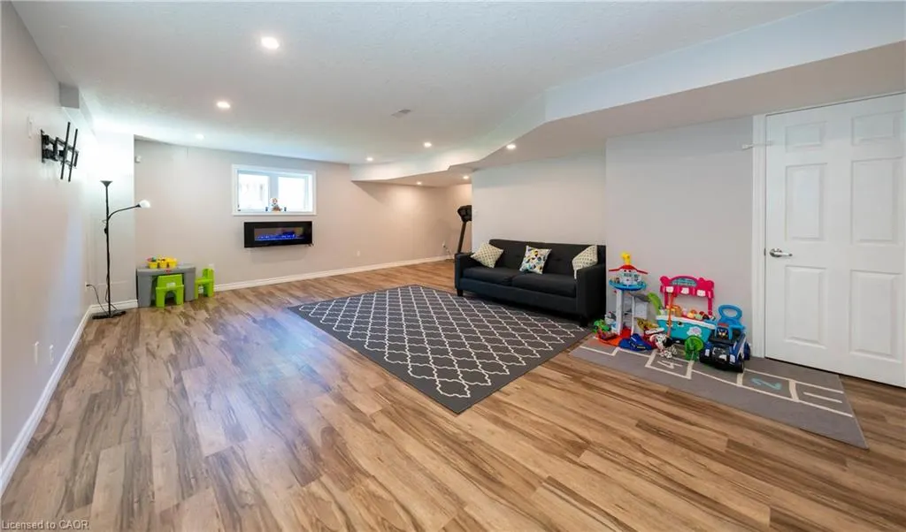 335 Falling Green Crescent