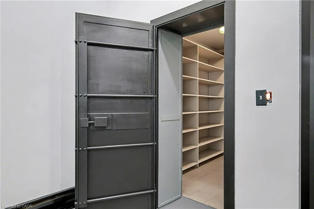 19 King Street E, #2