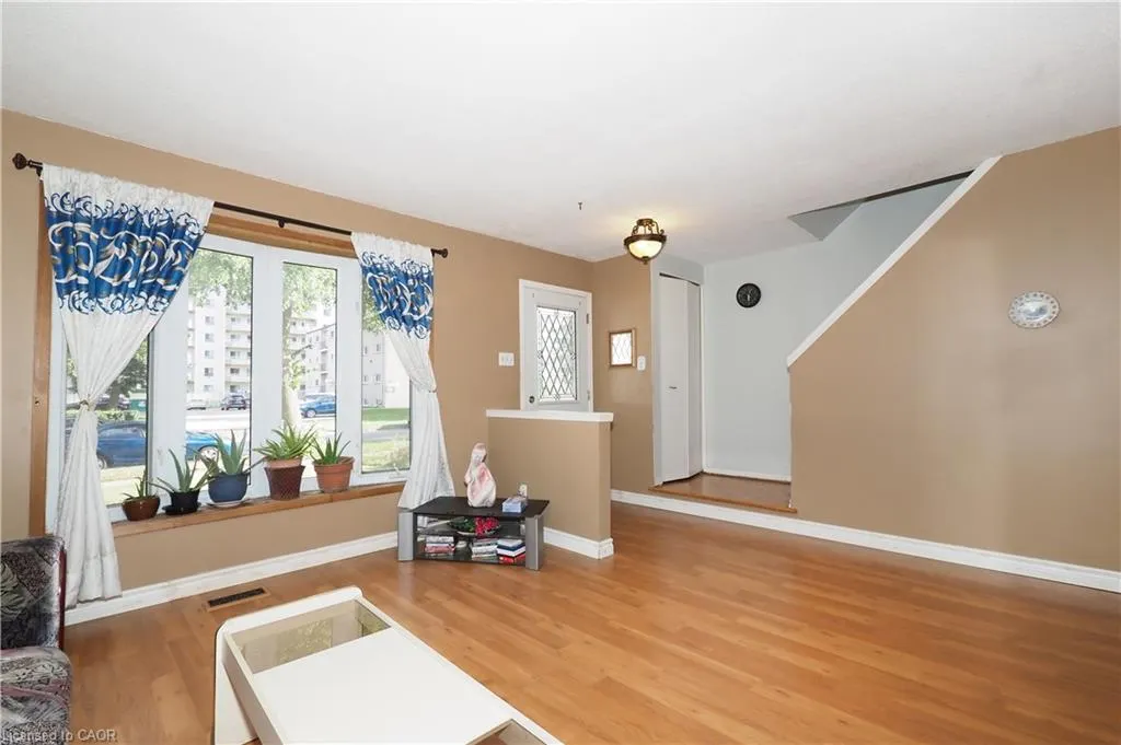 10 Balfour Crescent