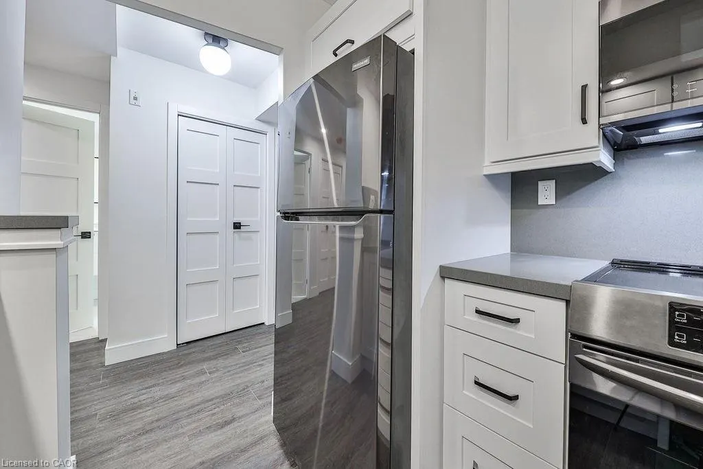 185 Robinson Street, #405