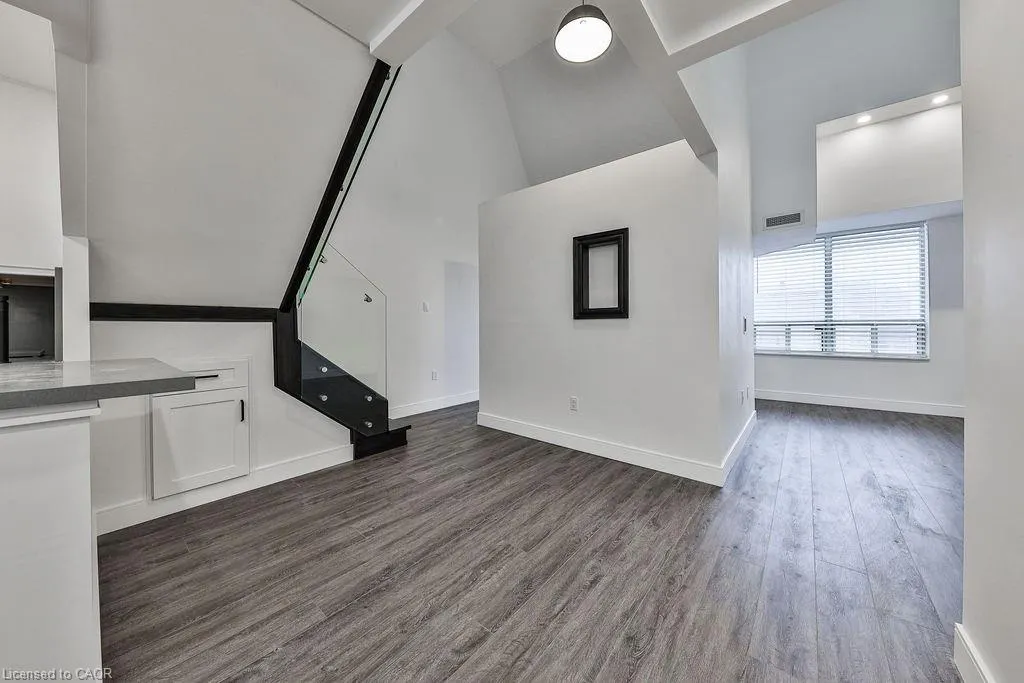 185 Robinson Street, #405