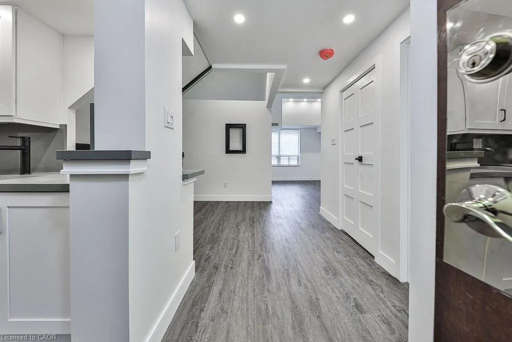 185 Robinson Street, #405