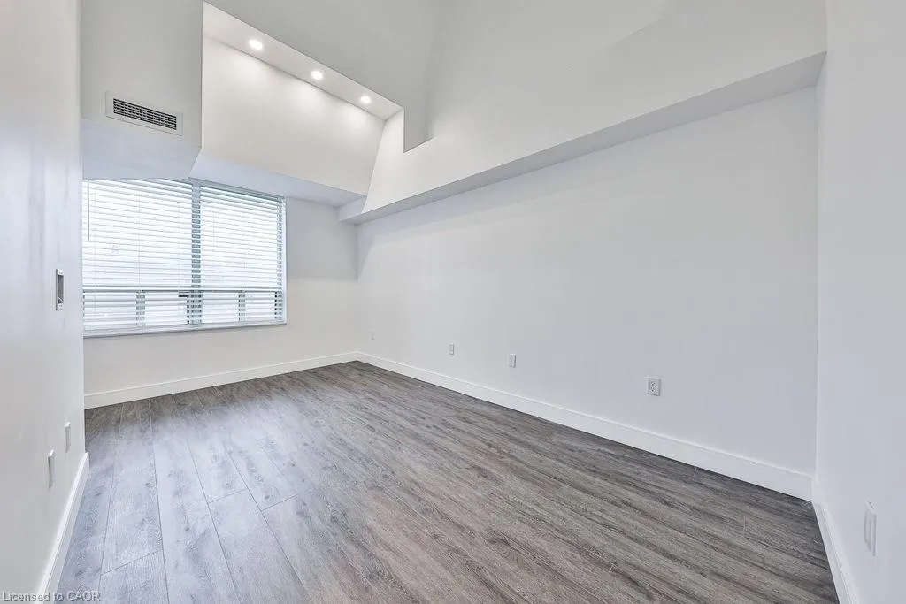 185 Robinson Street, #405