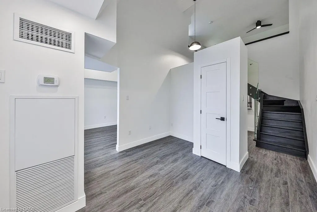 185 Robinson Street, #405