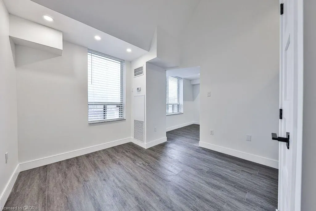 185 Robinson Street, #405