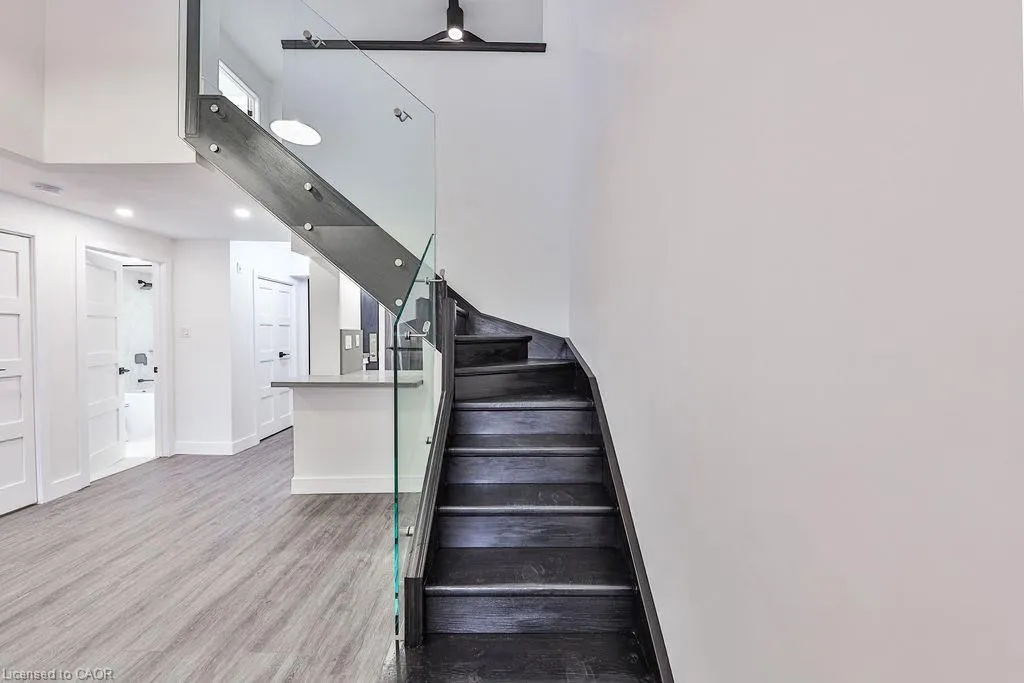 185 Robinson Street, #405