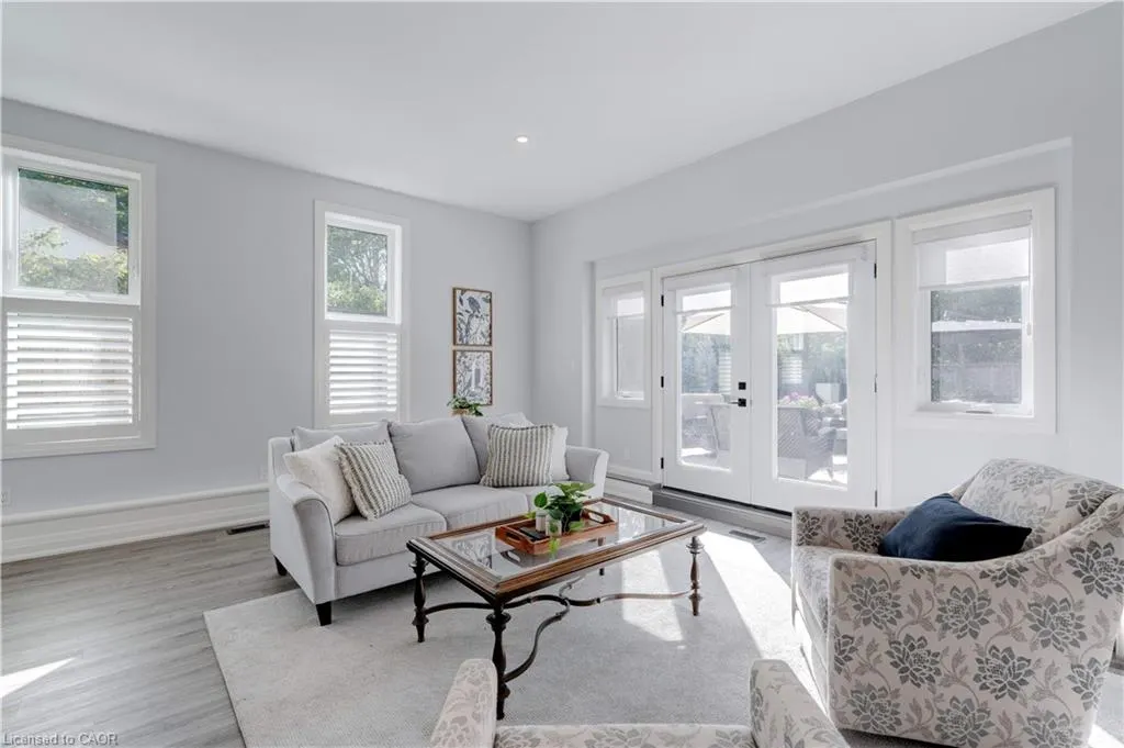 296 Kent Crescent